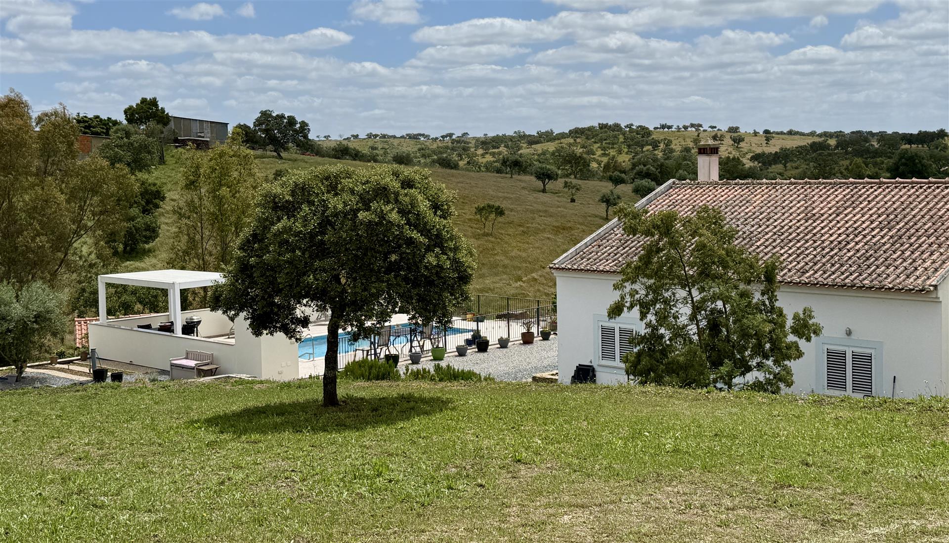 Bm170 – Propriedade Idílica com Duas Casas, Piscina Aquecida e Jardins Paisagísticos