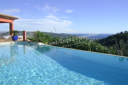 Panoramisch uitzicht op zee vanuit alle kamers voor deze prachtige villa