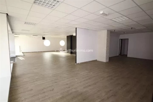 Location N°1 Commercial premises for all activities with walls.