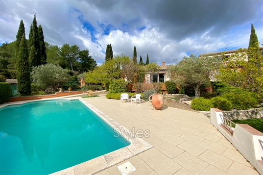 5 minutes north - a family home with swimming pool