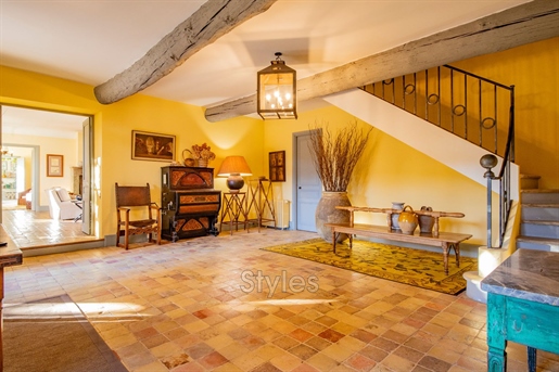 Close to the town center, a large Provencal farmhouse with uns