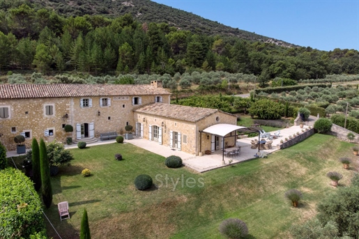 Between Luberon and Ventoux, stunning views, a unique property