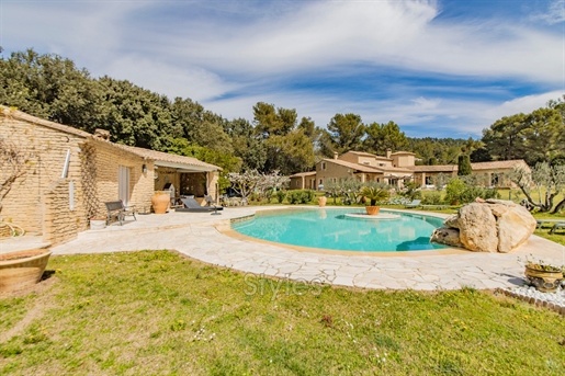 Nearby, in Les Baux de Provence, a quiet property in a preserv