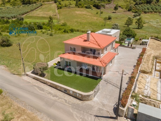 Detached 4 bedroom villa / Equipped kitchen / Central heating / Barbecue