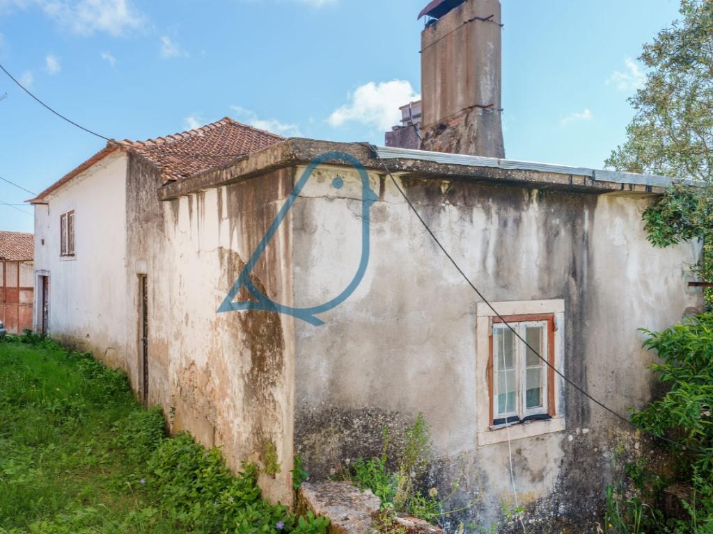 3 bedroom villa to rebuild in Casal da Bica - Gondemaria e Olival
