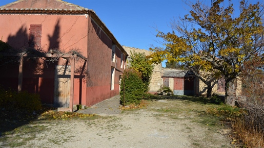Gordes : Village house to restore with its outbuildings and garden