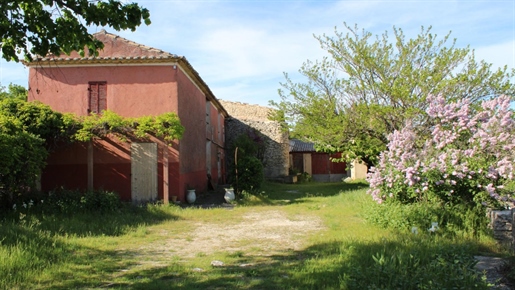 Gordes : Village house to restore with its outbuildings and garden
