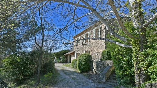 Gordes – stone house in a dominant position, a stone's throw from the village.