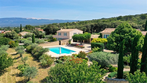 Property in a dominant position of 290 m² with garden and swimming pool