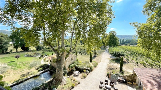 Sale, Villes-sur-Auzon, nestled in the vineyards, former convent with private chapel
 at the foot o