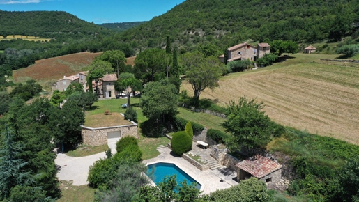 Authentic hamlet renovated sheepfold in a dominant position facing the Luberon