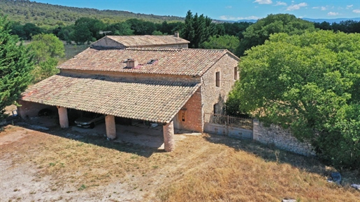 18Th century farmhouse to renovate on 6 hectares in the Luberon