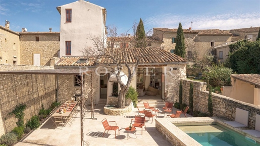 Pittoresk dorpshuis met Provençaals bassin en panoramisch uitzicht