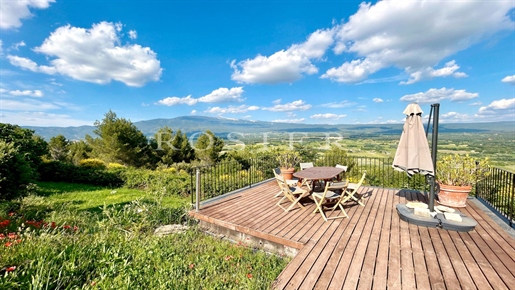 Anwesen aufgeteilt in mehrere Wohnungen mit Blick auf den Mont Ventoux, auf 6 ha Land.