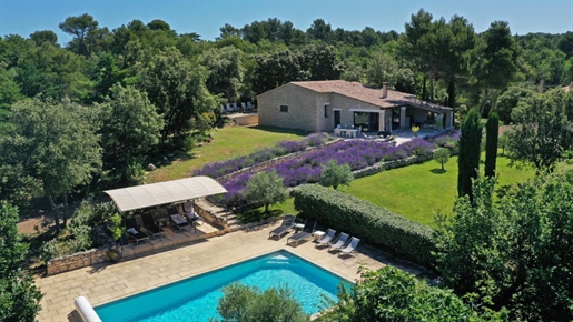Ménerbes : villa en pierres avec piscine et vue sur 1 hectare
