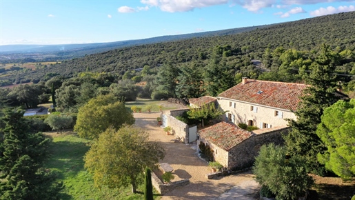Luberon, superb farmhouse with courtyard and panoramic view