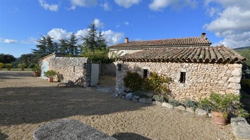 Luberon, superb farmhouse with courtyard and panoramic view