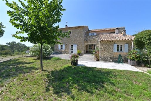 Property on 2 hectares between Goult and Roussillon