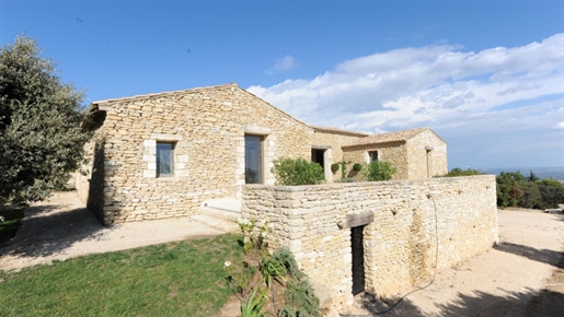 Gordes : architect designed villa on a plot of over 10,000m² with exceptional view
