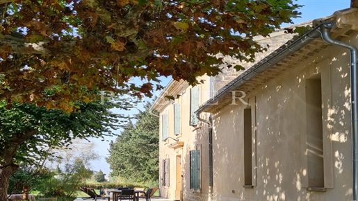 Authentic farmhouse set in 3 hectares between the Dentelles de Montmirail and Mont Ventoux.