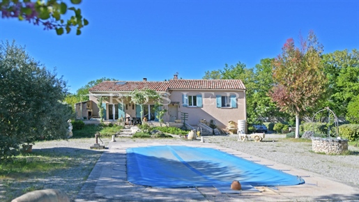 Villa with swimming pool and views on the Luberon