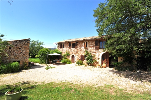 Roussillon, Old farmhouse to renovate on more than 10000 m² of land