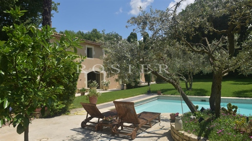 At the foot of the Luberon, quality house on landscaped grounds