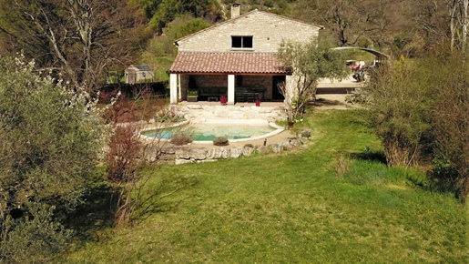 Luberon, house with swimming pool on over 9000m² of land