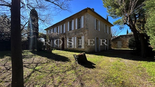 Carpentras - Elegant 19th century town house with wooded garden, close to amenities.