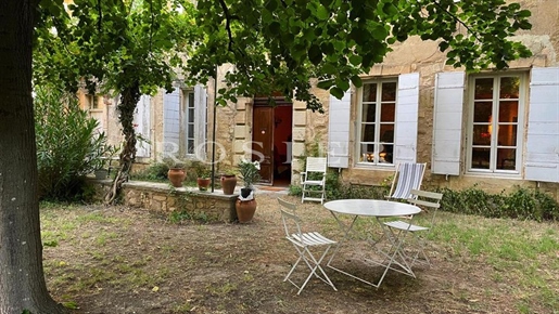 Carpentras - Élégante maison bourgeoise XIXe avec jardin arboré, proche des commodités.