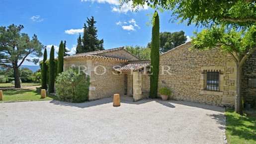 Charming property a stone's throw from the village of Gordes