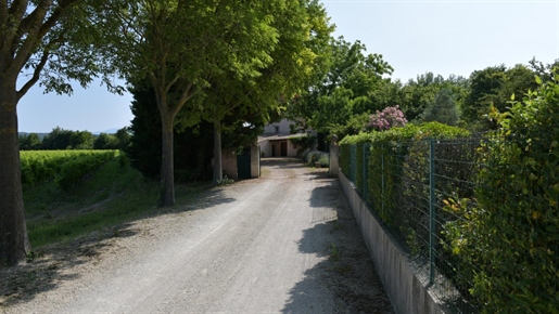 Isle sur la Sorgue: pleasant family property on the edge of the river