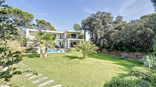 210 mÂ² architect-designed house with swimming pool on landscaped