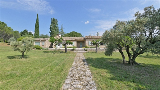 In Gordes: single storey house on nearly one hectare