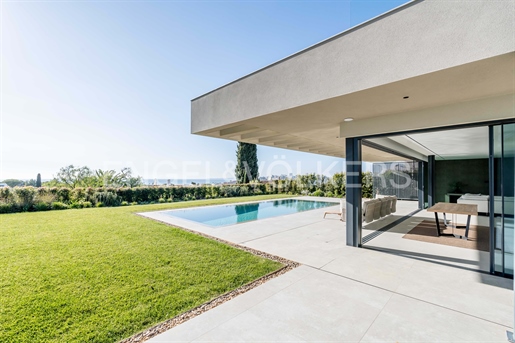 Moderne luxe villa met uitzicht op zee en uitzicht op het kleine stadje Ferragudo