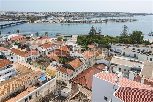 Renovierungsbedürftiges 5-Zimmer-Haus am Flussufer von Portimão
