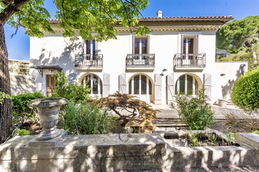 Karakteristiek huis met tuin en zwembad 3 parkeergarages in de Beaux Arts-wijk in Montpellier
