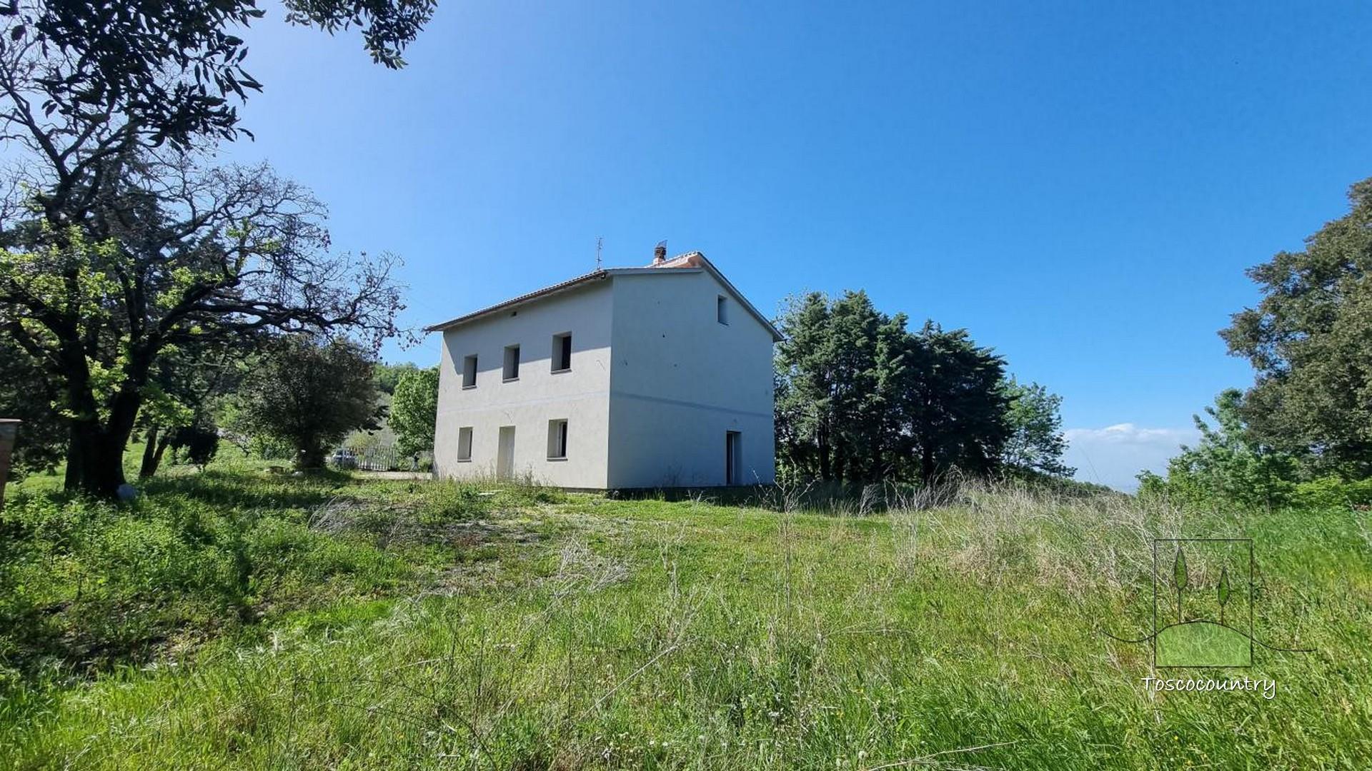 Country house for sale near Pomarance, surrounded by over 49 hectares land