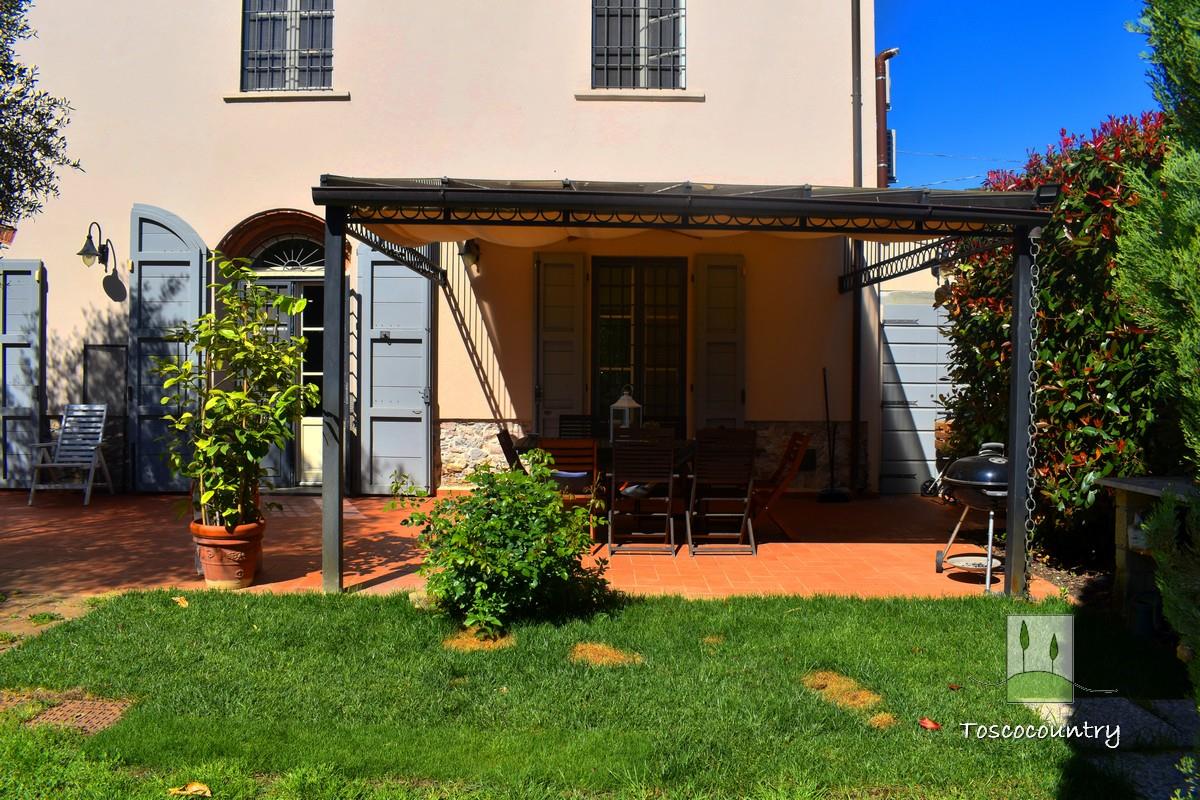 Elegantes Landhaus mit Pool zu verkaufen zwischen Pisa und Lucca, Toskana