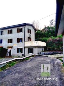 Country house portion with large garden and annex, for sale near Lucca