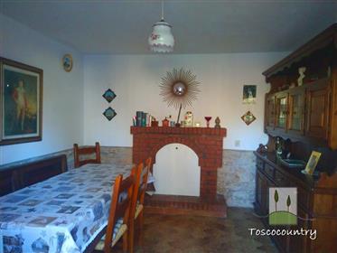 Country house portion with large garden and annex, for sale near Lucca