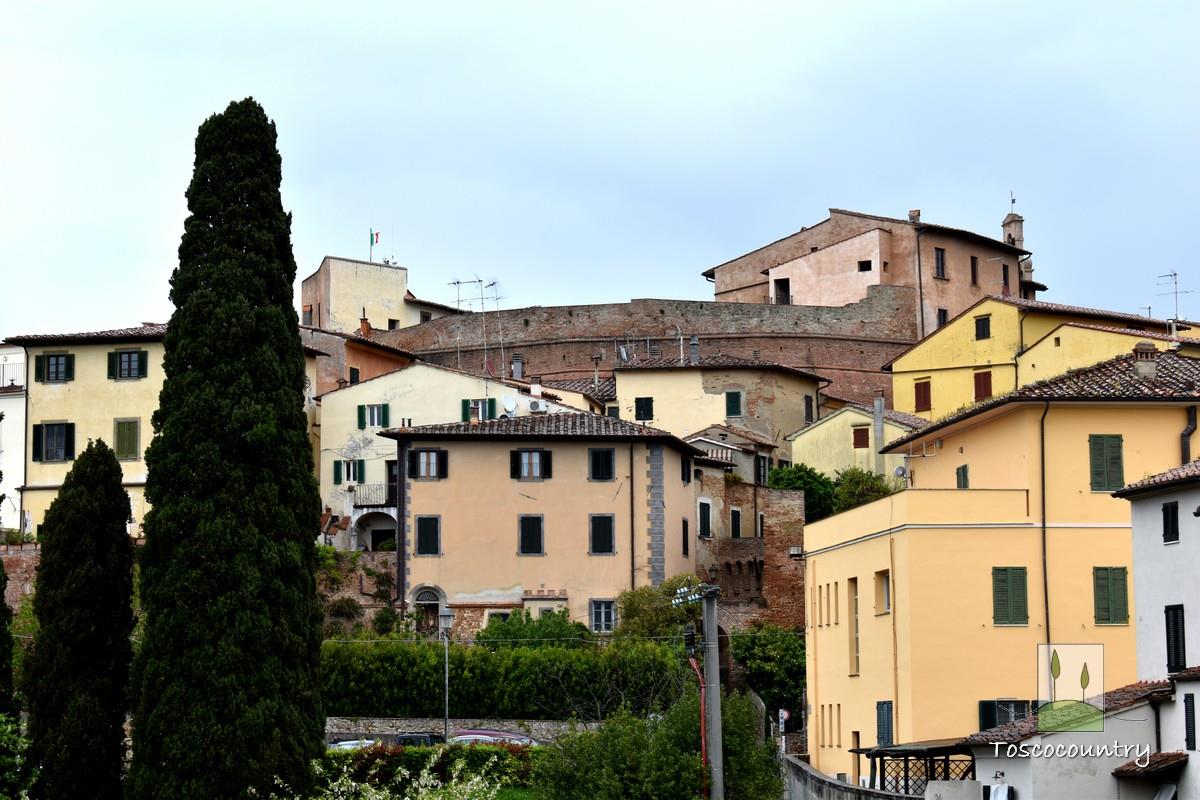 Porzione di villa con giardino e vista, in vendita a Lari-Toscana