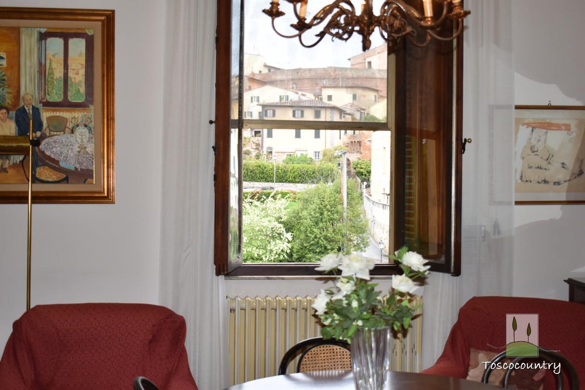 Porzione di villa con giardino e vista, in vendita a Lari-Toscana