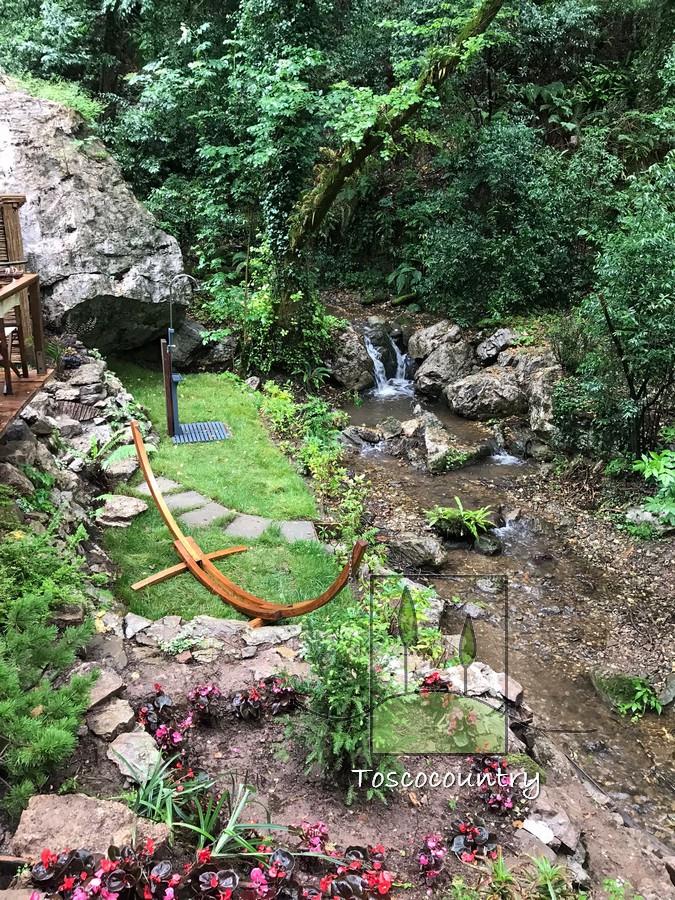 Molino de piedra a la vista con parque en venta en la Toscana, entre Lucca y la costa, perfectament