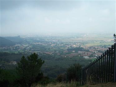 Ruime boerderij op panoramische locatie, te koop nabij Calci, Toscane