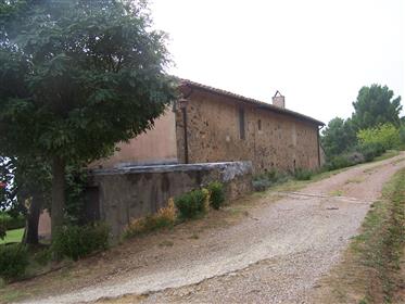 Просторна селска къща в панорамна позиция, за продажба близо до Калчи, Тоскана