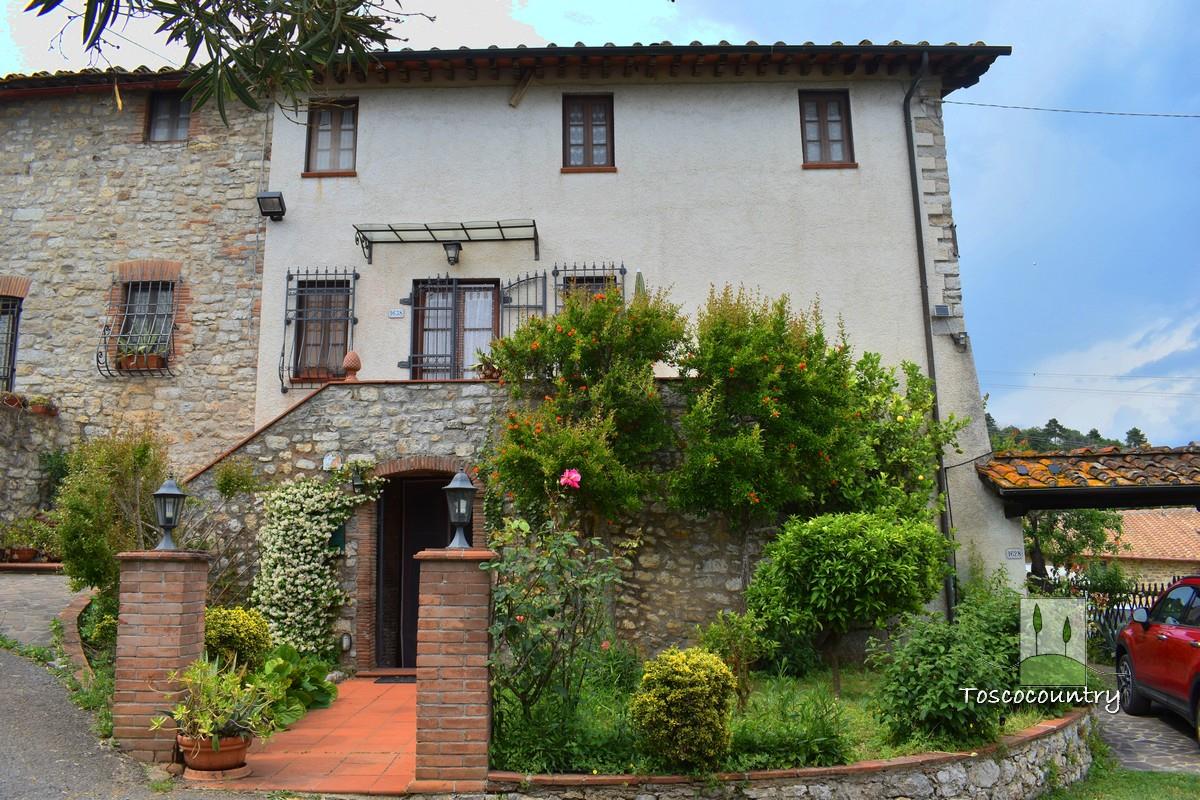 Country house portion for sale near Lucca, with garden and views