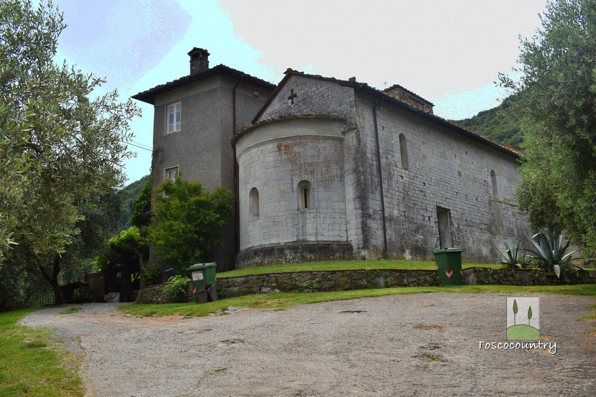 Country house portion for sale near Lucca, with garden and views