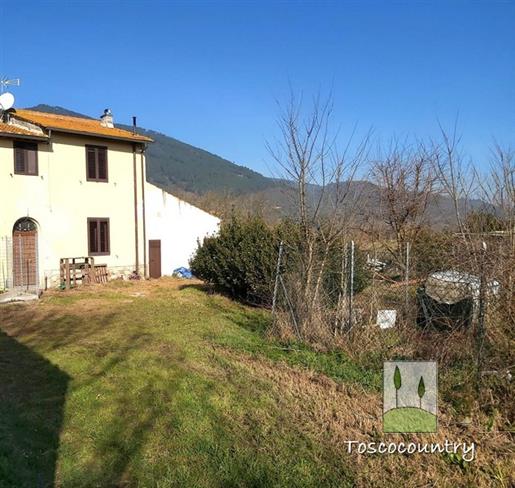 Boerderij gedeelte te koop met land en bijgebouw, in de buurt van Vicopisano, Toscane