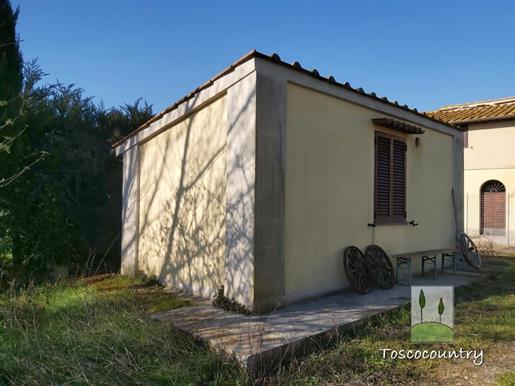 Część domu wiejskiego na sprzedaż z działką i aneksem, w pobliżu Vicopisano, Toskania